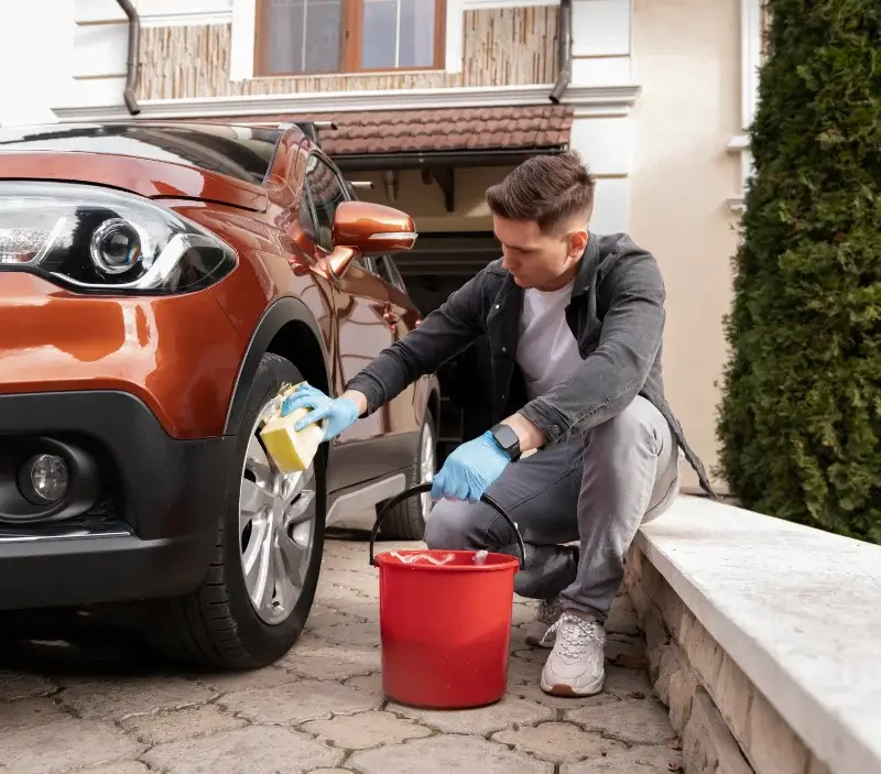 Lavage auto à domicile Sonnac : professionnel intervenant sur un véhicule